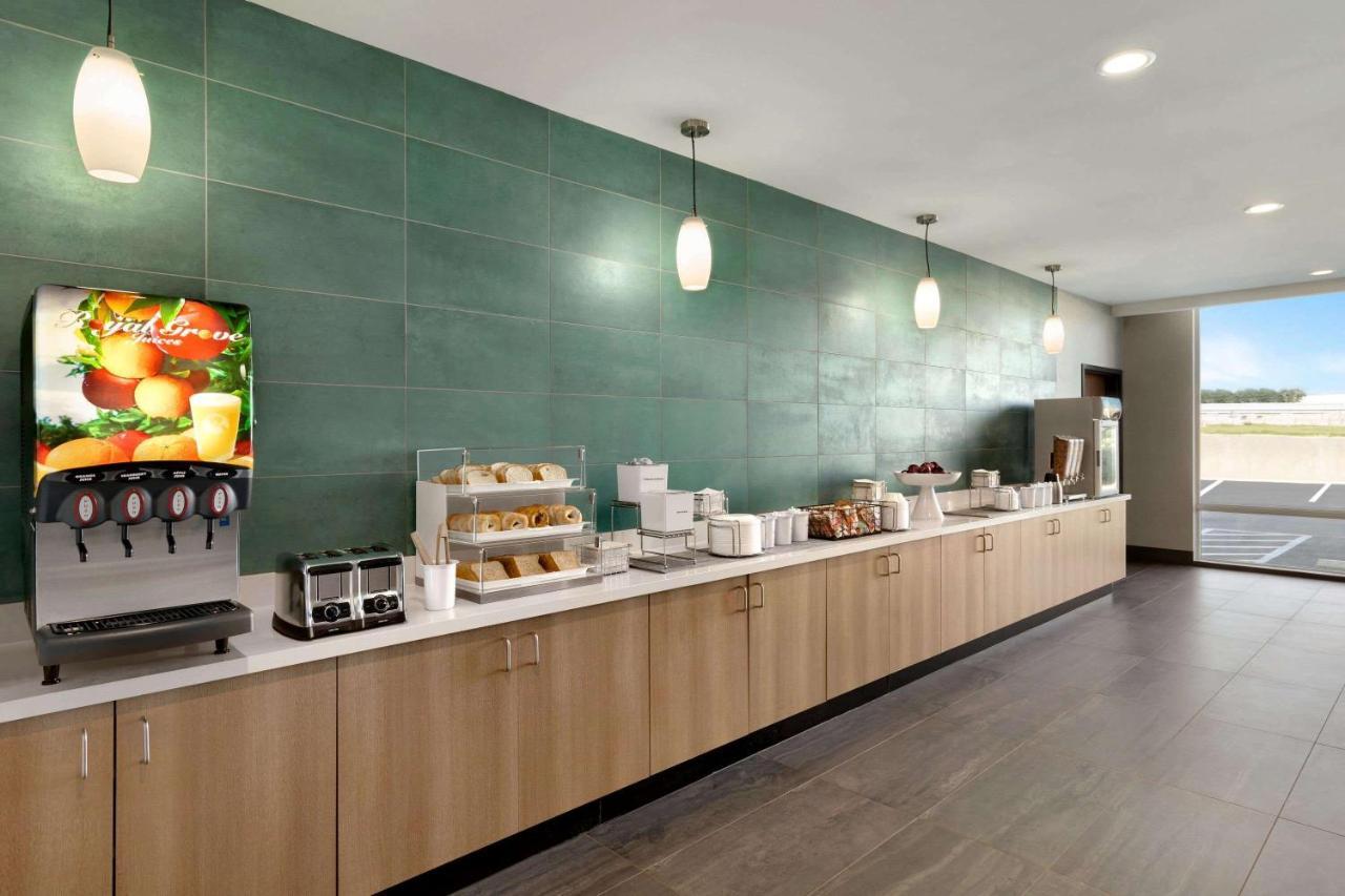 La Quinta Inn & Suites By Wyndham San Antonio Seaworld Lafb Eksteriør bilde