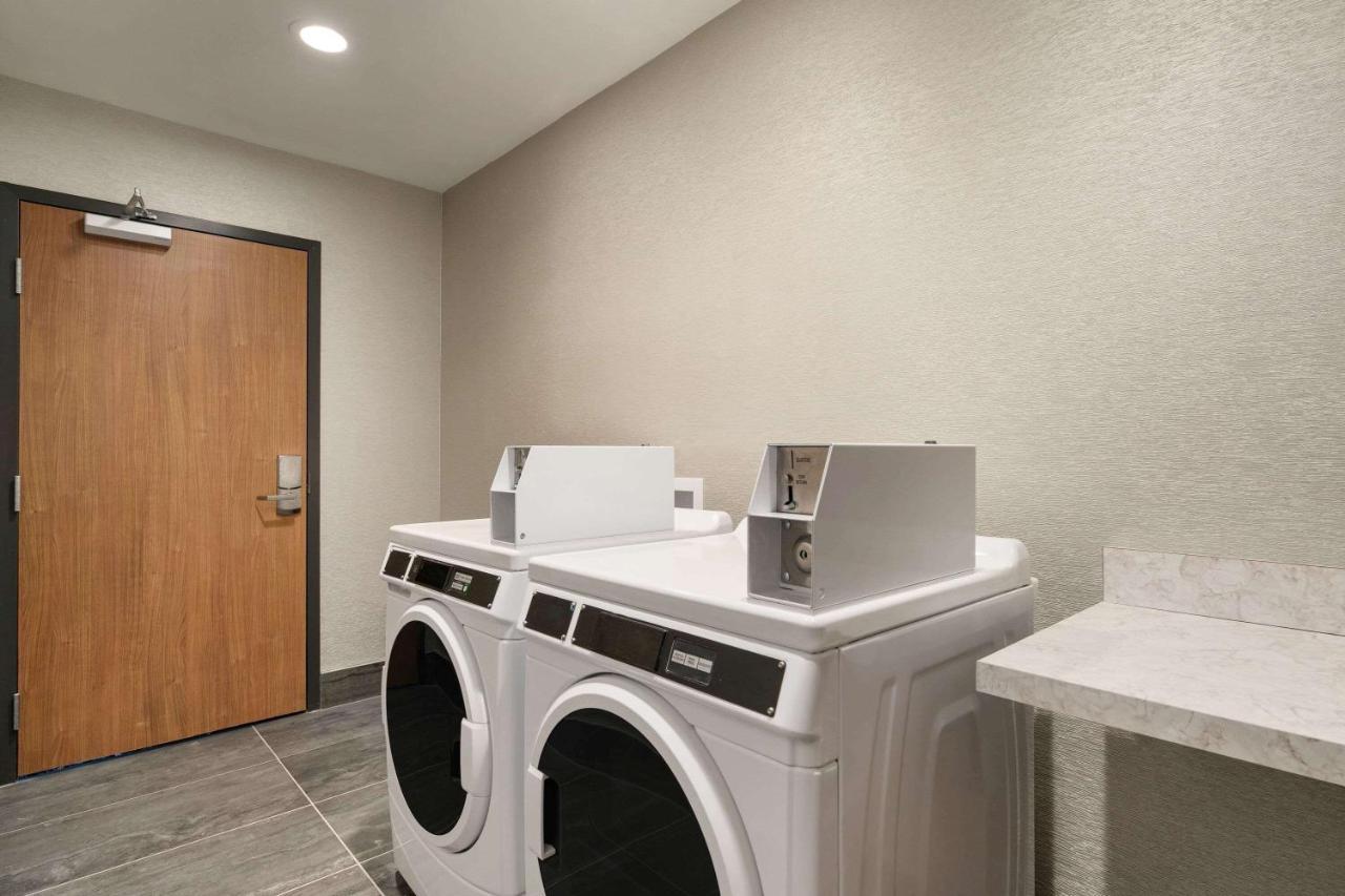 La Quinta Inn & Suites By Wyndham San Antonio Seaworld Lafb Eksteriør bilde