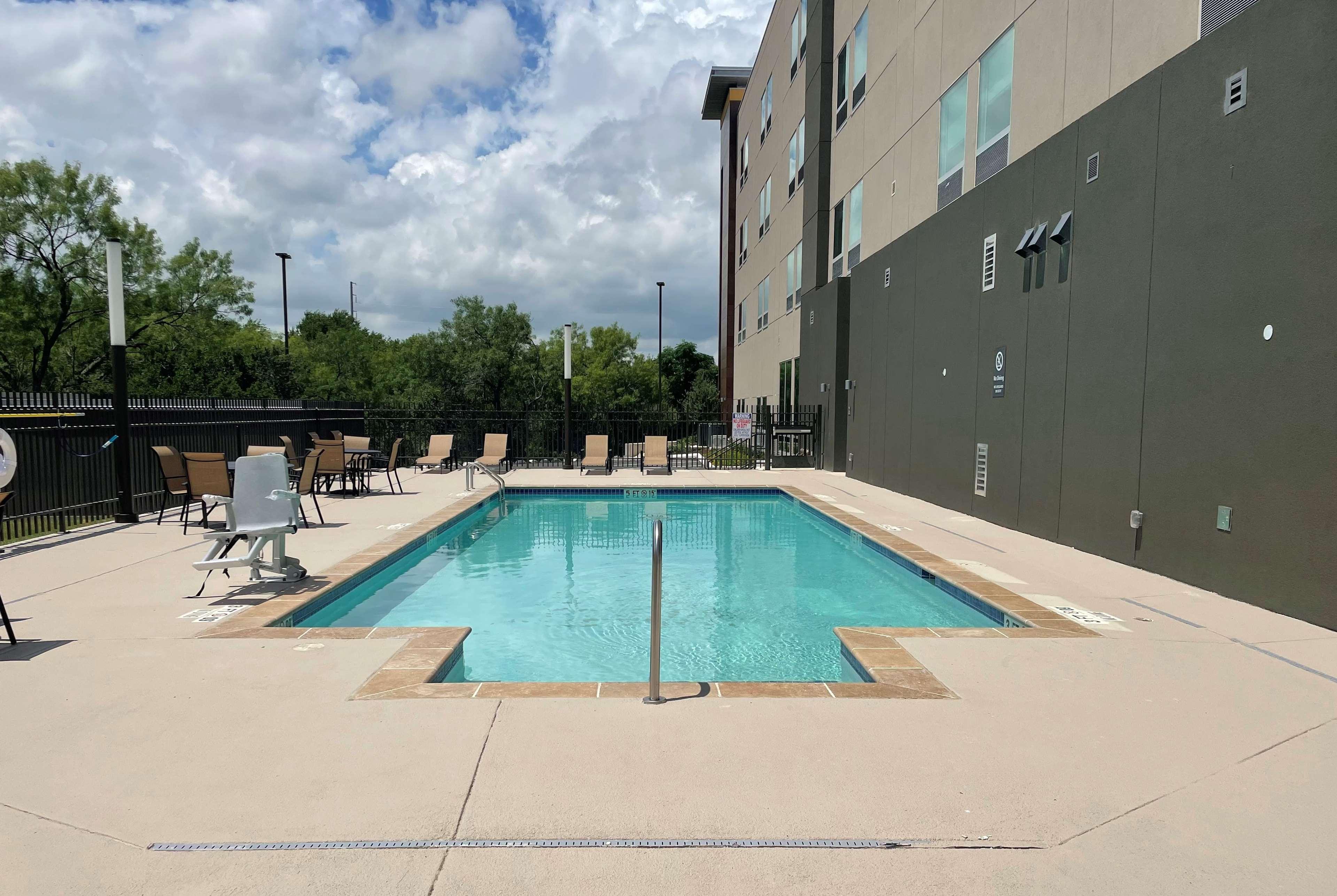 La Quinta Inn & Suites By Wyndham San Antonio Seaworld Lafb Eksteriør bilde
