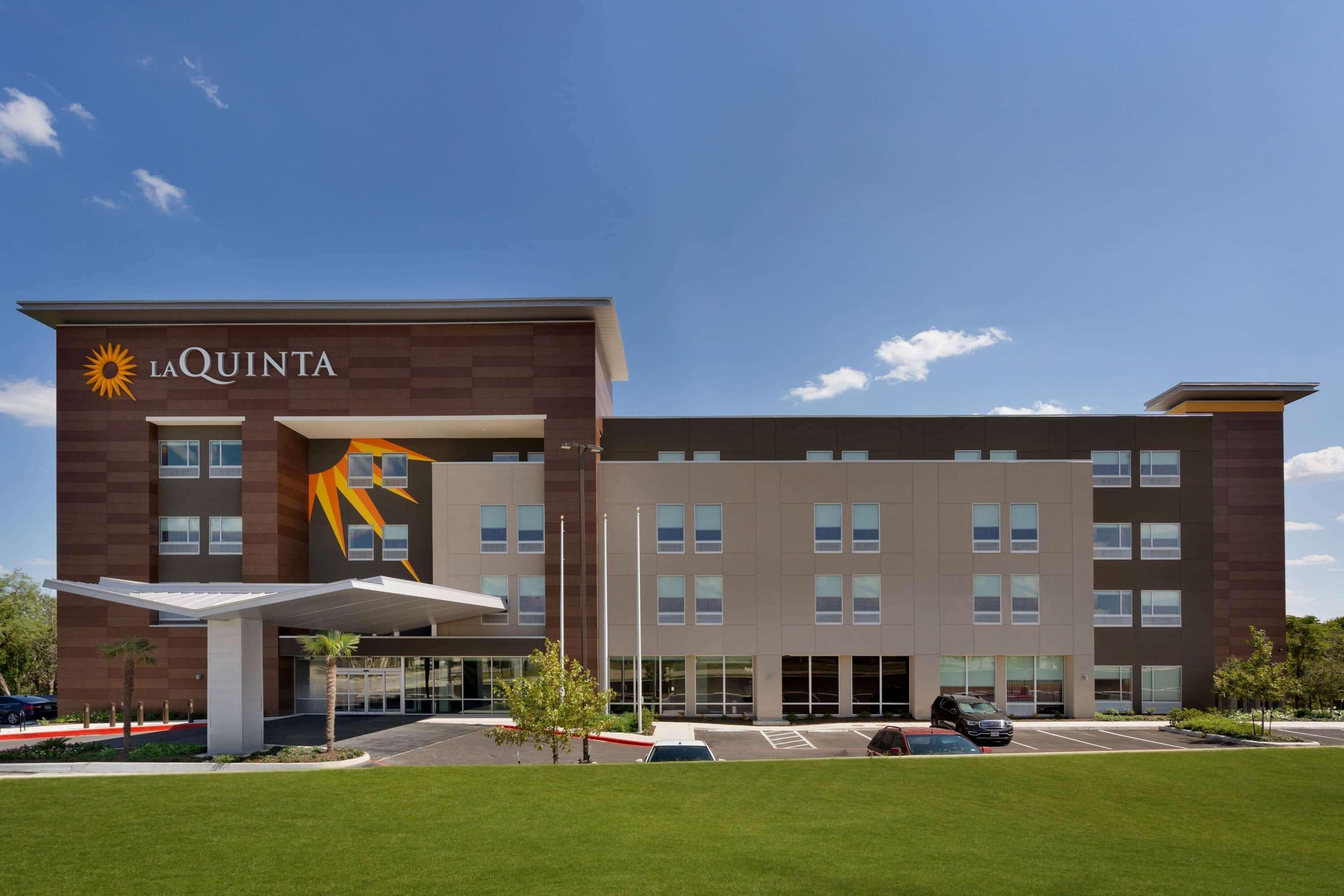 La Quinta Inn & Suites By Wyndham San Antonio Seaworld Lafb Eksteriør bilde