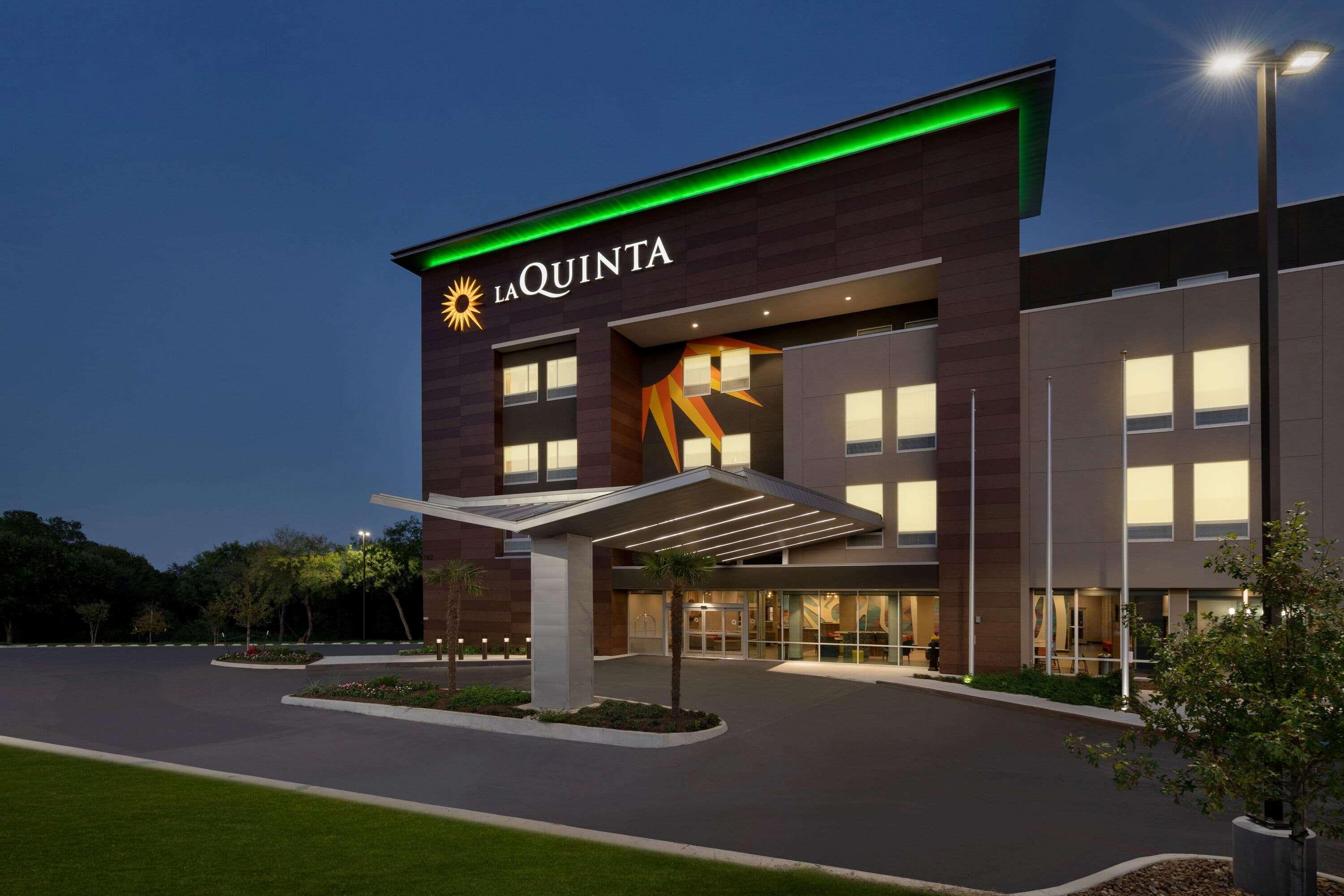 La Quinta Inn & Suites By Wyndham San Antonio Seaworld Lafb Eksteriør bilde