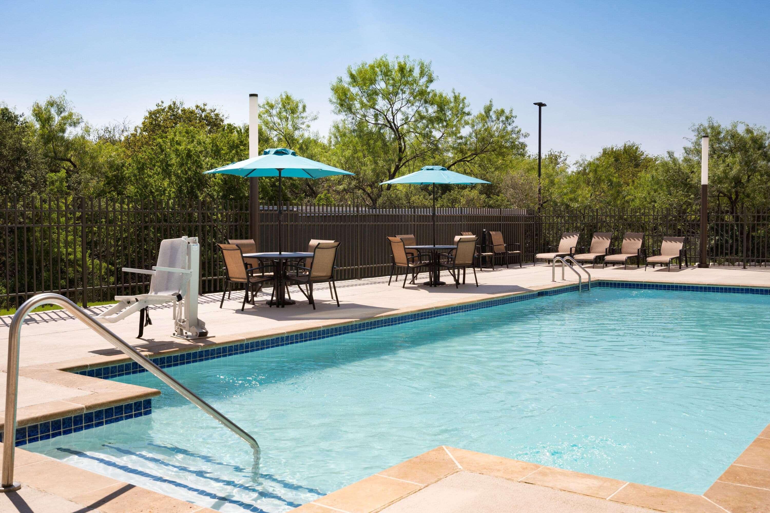 La Quinta Inn & Suites By Wyndham San Antonio Seaworld Lafb Eksteriør bilde