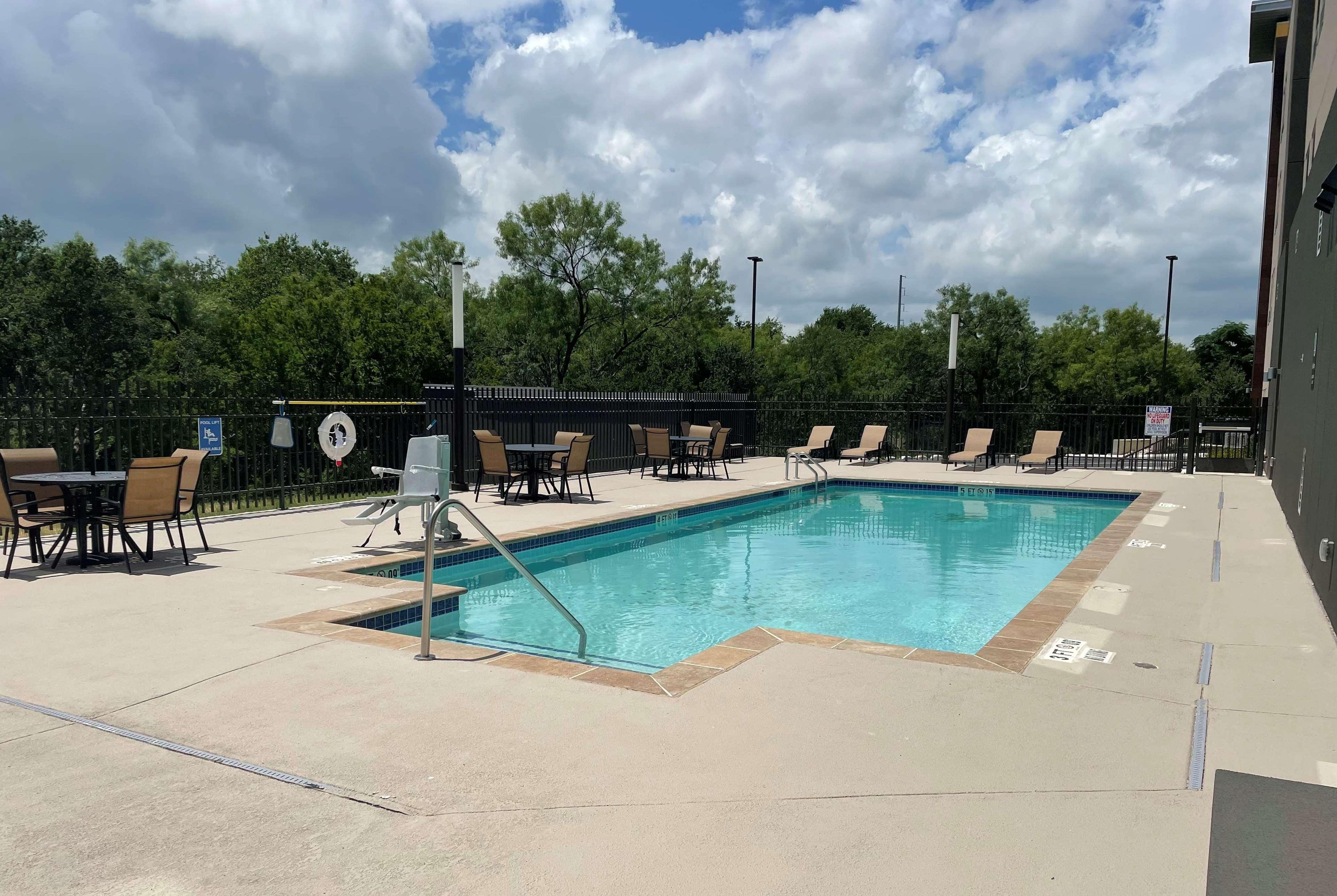 La Quinta Inn & Suites By Wyndham San Antonio Seaworld Lafb Eksteriør bilde